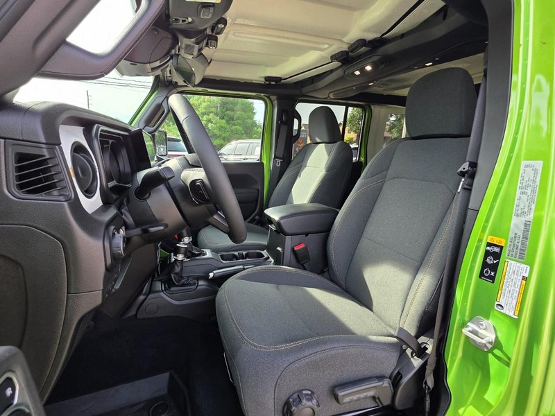 Jeep Wrangler Vehicle Full-screen Gallery Image 33