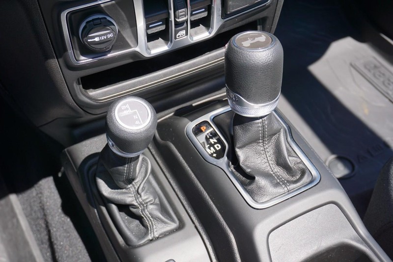 Jeep Wrangler Vehicle Full-screen Gallery Image 46