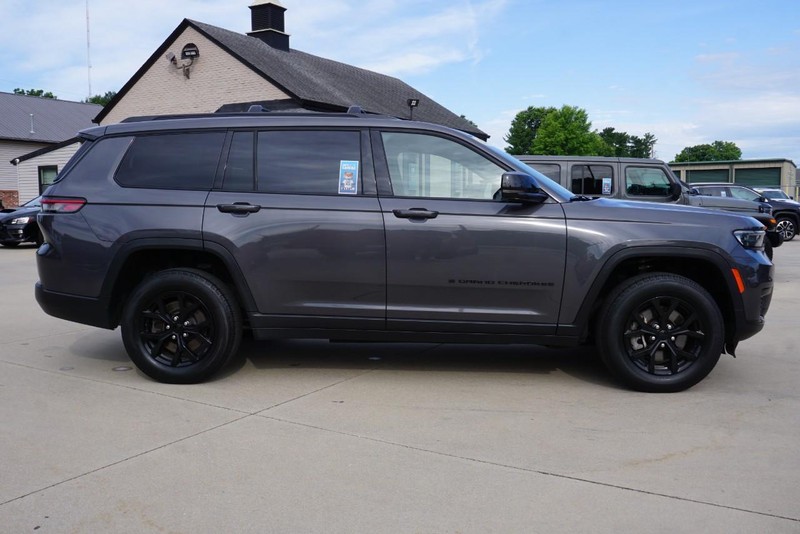 Jeep Grand Cherokee L Vehicle Full-screen Gallery Image 02