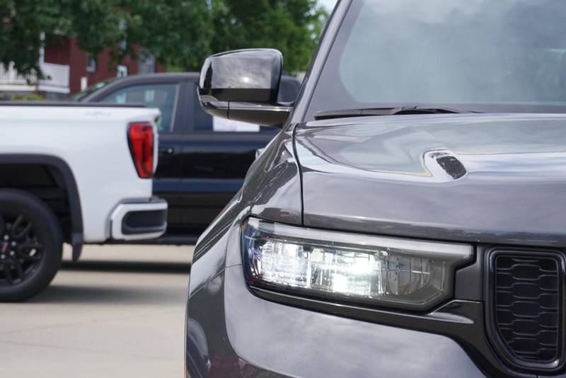 Jeep Grand Cherokee L Vehicle Full-screen Gallery Image 09