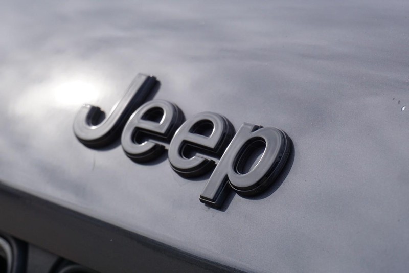 Jeep Grand Cherokee L Vehicle Full-screen Gallery Image 11