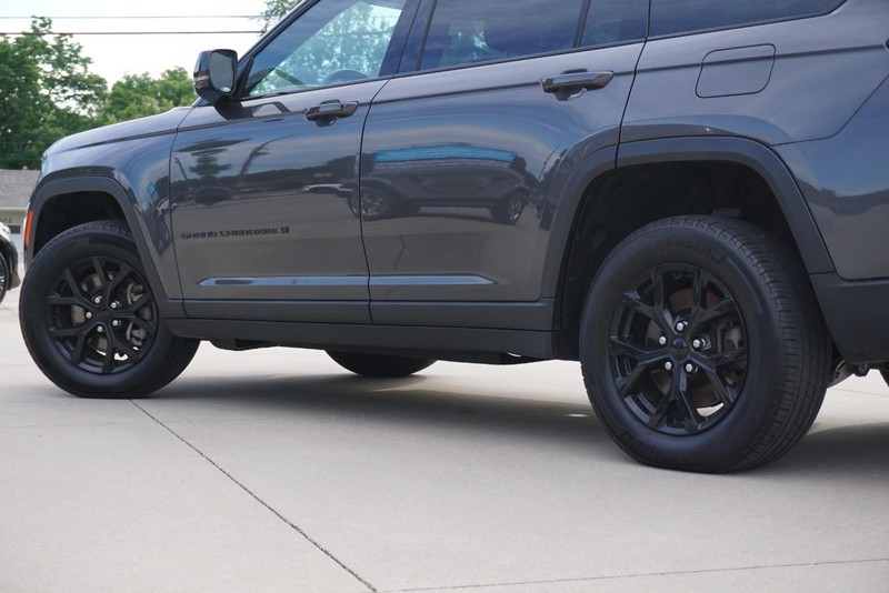 Jeep Grand Cherokee L Vehicle Full-screen Gallery Image 13