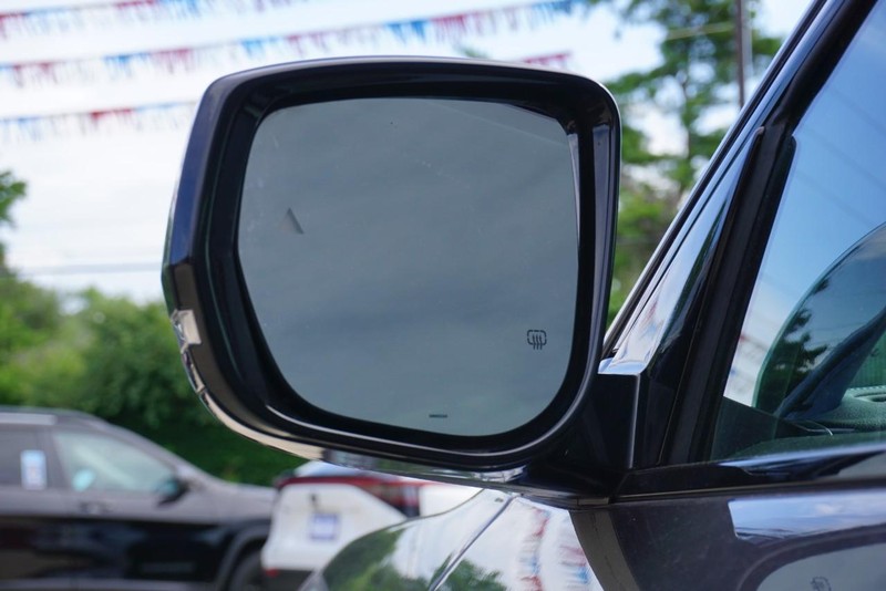 Jeep Grand Cherokee L Vehicle Full-screen Gallery Image 15