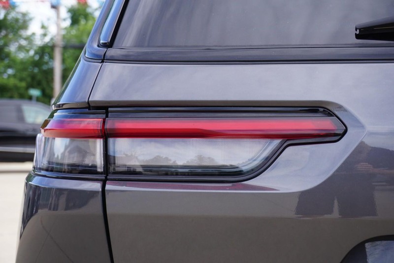Jeep Grand Cherokee L Vehicle Full-screen Gallery Image 17