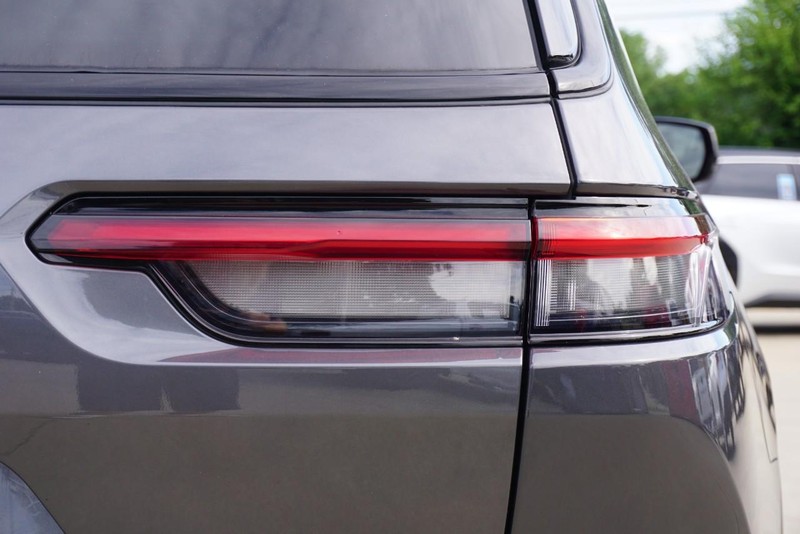 Jeep Grand Cherokee L Vehicle Full-screen Gallery Image 18