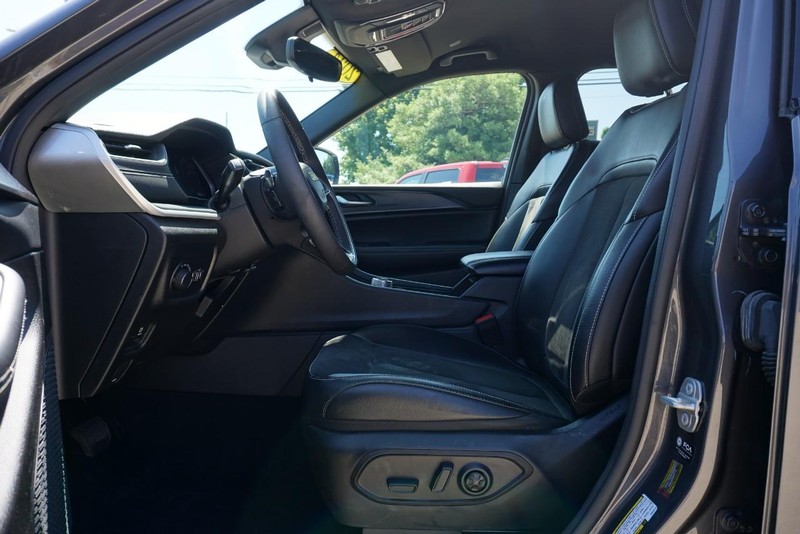 Jeep Grand Cherokee L Vehicle Full-screen Gallery Image 21