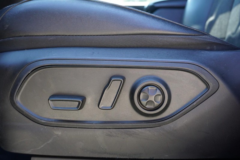 Jeep Grand Cherokee L Vehicle Full-screen Gallery Image 22
