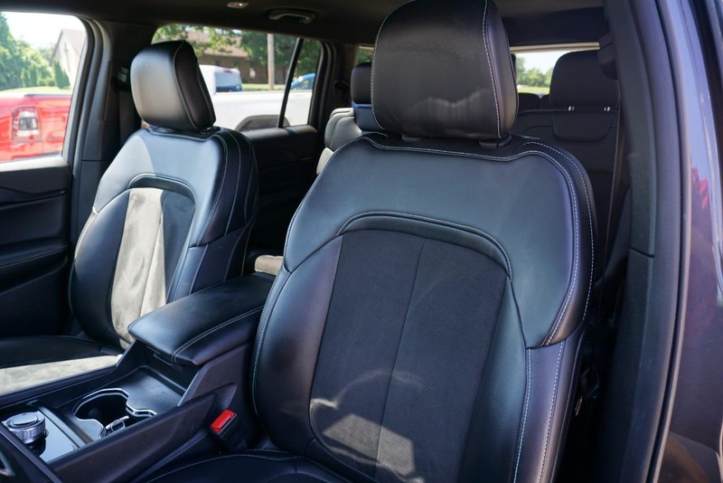 Jeep Grand Cherokee L Vehicle Full-screen Gallery Image 23