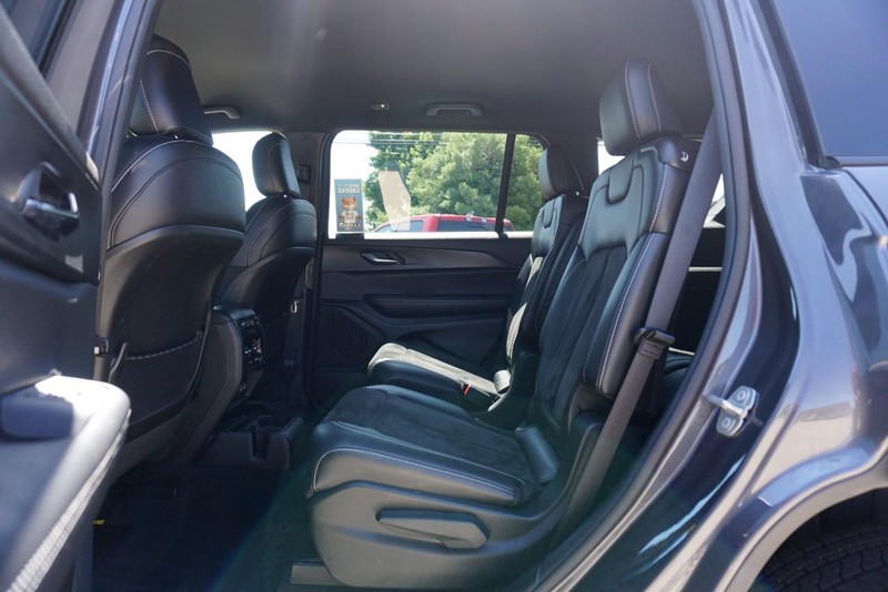 Jeep Grand Cherokee L Vehicle Full-screen Gallery Image 24