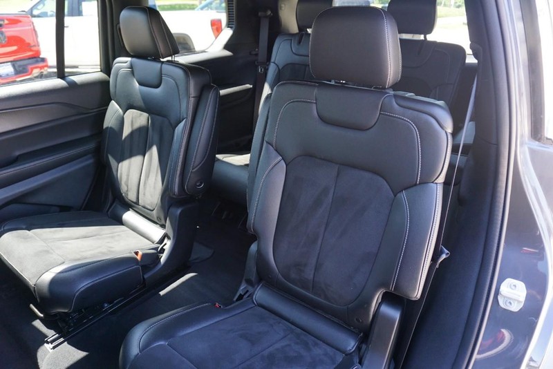 Jeep Grand Cherokee L Vehicle Full-screen Gallery Image 25