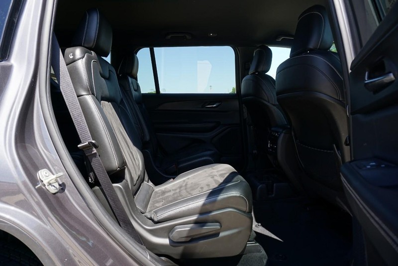 Jeep Grand Cherokee L Vehicle Full-screen Gallery Image 27
