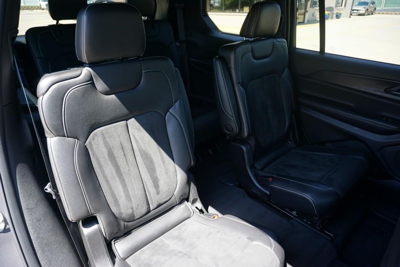 Jeep Grand Cherokee L Vehicle Full-screen Gallery Image 28