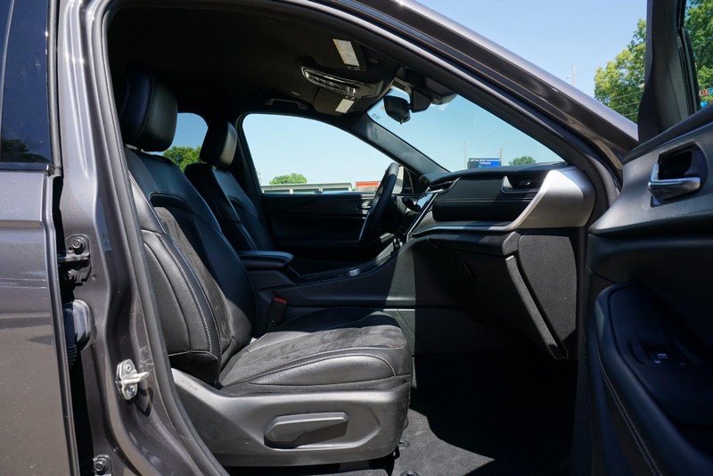 Jeep Grand Cherokee L Vehicle Full-screen Gallery Image 30