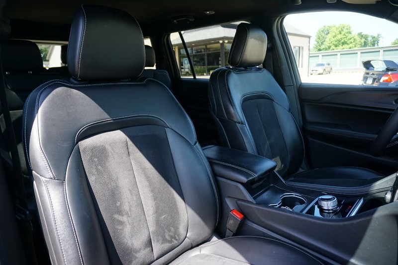 Jeep Grand Cherokee L Vehicle Full-screen Gallery Image 31