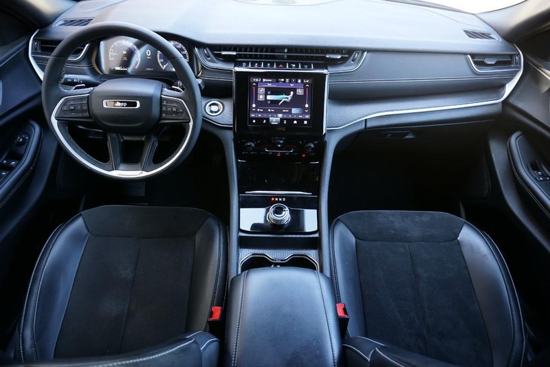 Jeep Grand Cherokee L Vehicle Full-screen Gallery Image 32