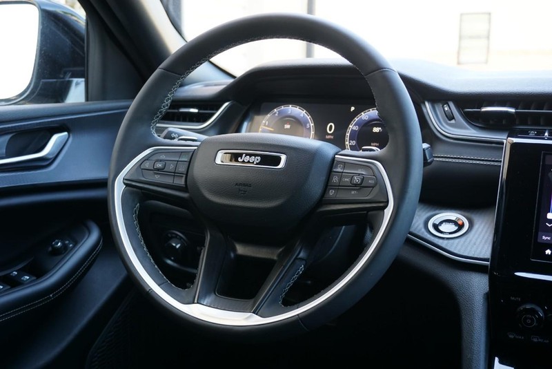 Jeep Grand Cherokee L Vehicle Full-screen Gallery Image 33