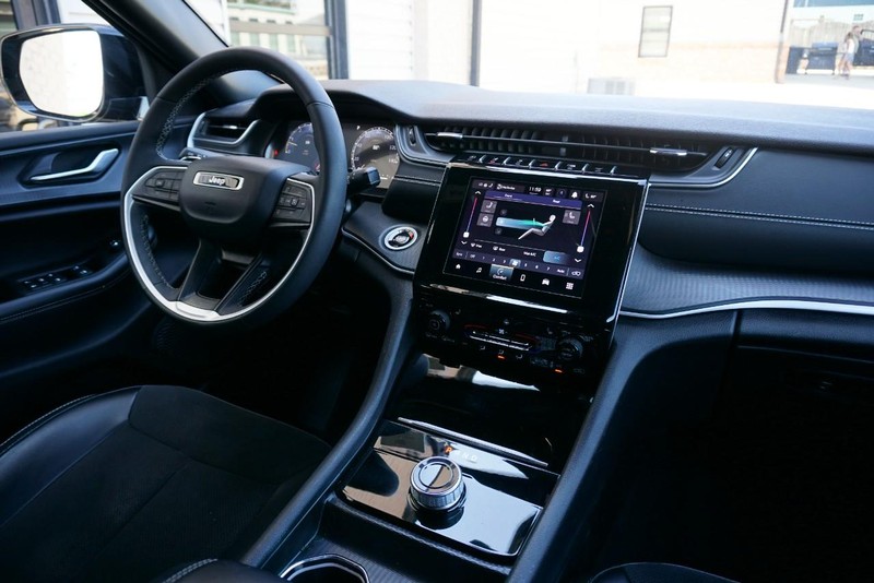 Jeep Grand Cherokee L Vehicle Full-screen Gallery Image 35