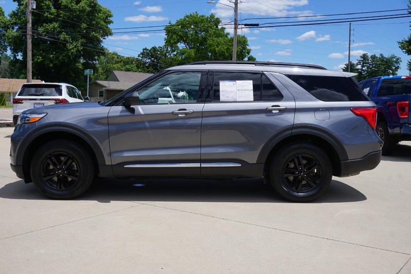 Ford Explorer Vehicle Full-screen Gallery Image 06