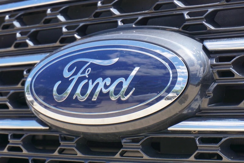 Ford Explorer Vehicle Full-screen Gallery Image 11