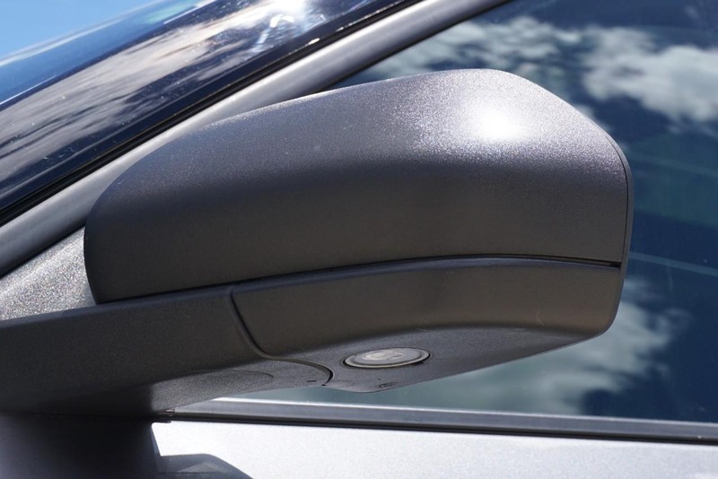 Ford Explorer Vehicle Full-screen Gallery Image 12