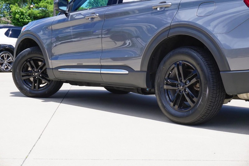 Ford Explorer Vehicle Full-screen Gallery Image 13
