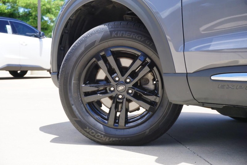 Ford Explorer Vehicle Full-screen Gallery Image 14