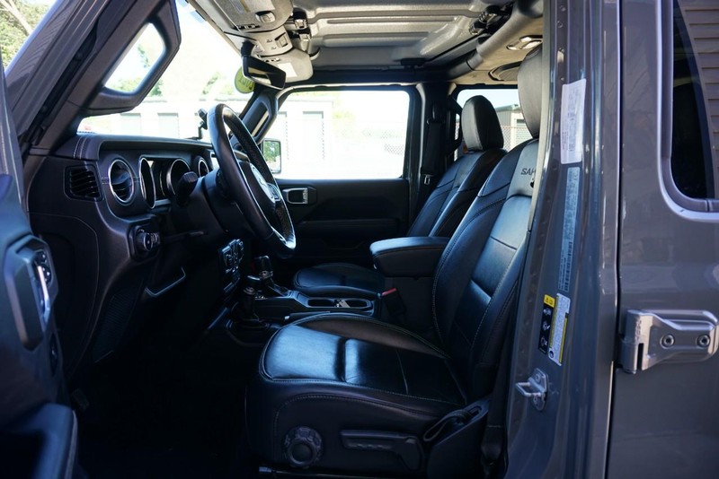 Jeep Wrangler Vehicle Full-screen Gallery Image 24