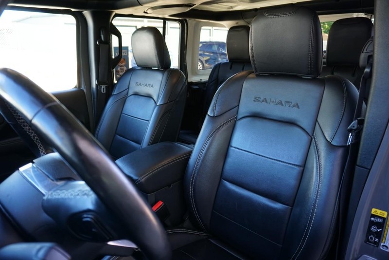 Jeep Wrangler Vehicle Full-screen Gallery Image 25
