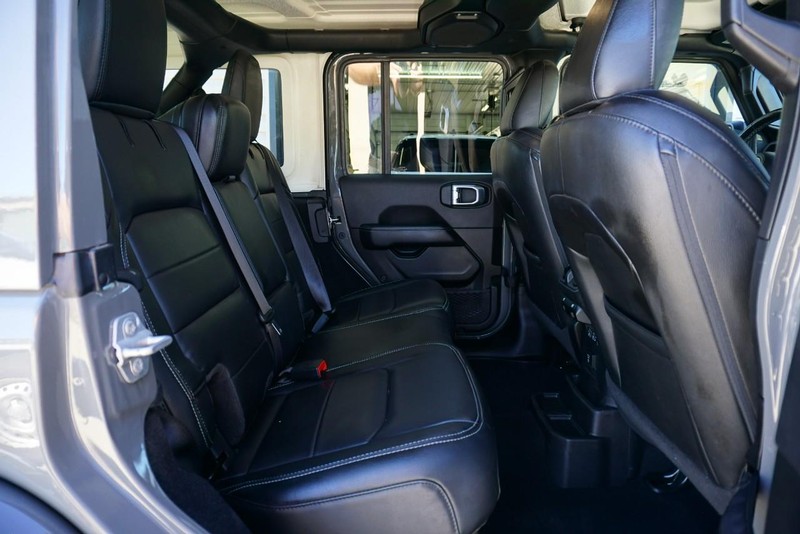 Jeep Wrangler Vehicle Full-screen Gallery Image 29