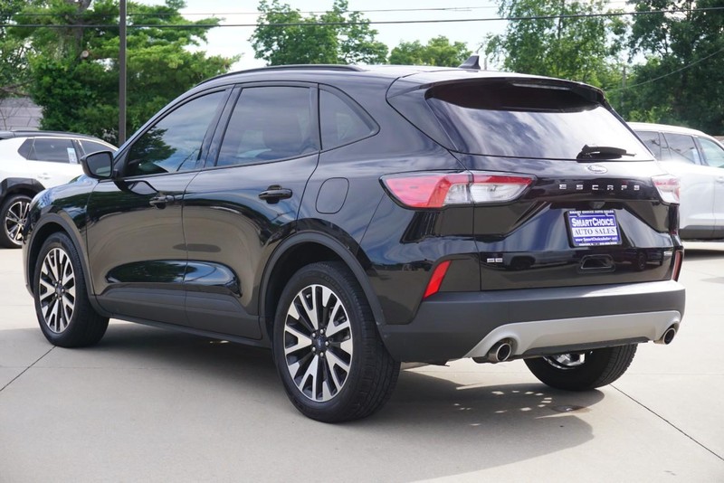 Ford Escape Vehicle Full-screen Gallery Image 05