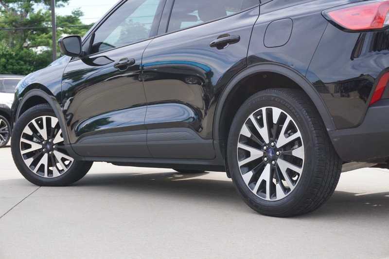 Ford Escape Vehicle Full-screen Gallery Image 13