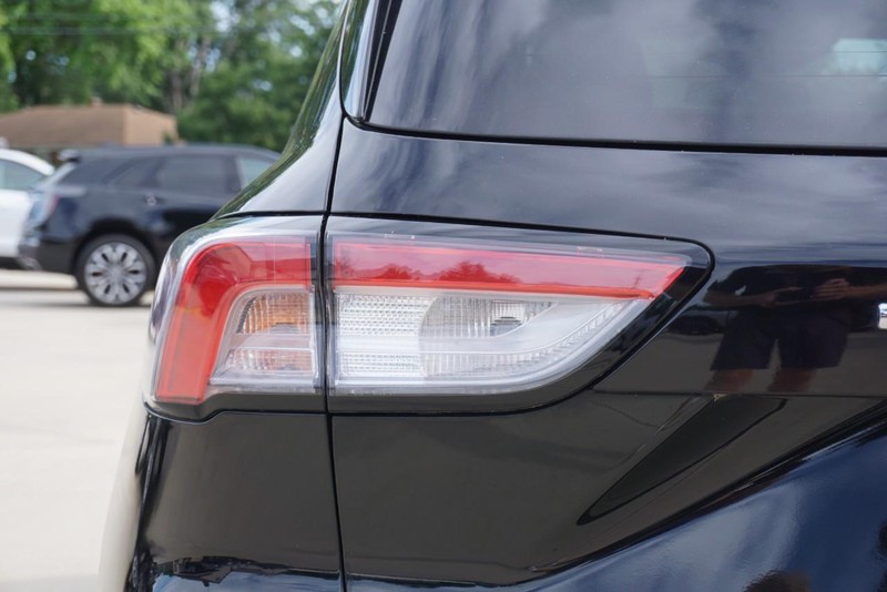 Ford Escape Vehicle Full-screen Gallery Image 16