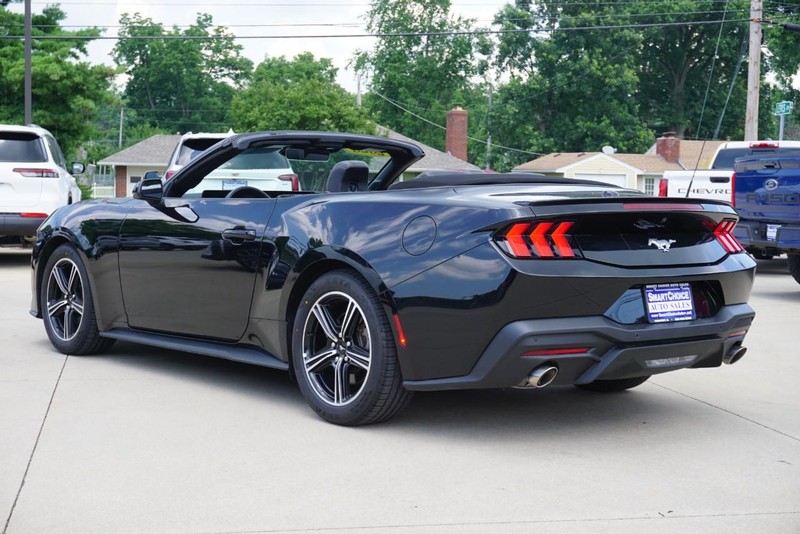 Ford Mustang Vehicle Full-screen Gallery Image 08