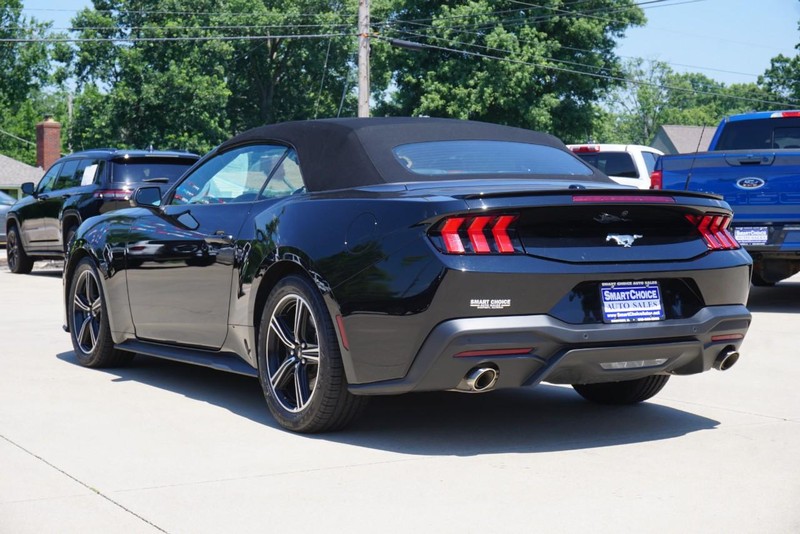 Ford Mustang Vehicle Full-screen Gallery Image 09