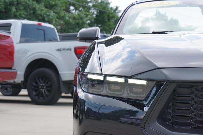 Ford Mustang Vehicle Full-screen Gallery Image 14