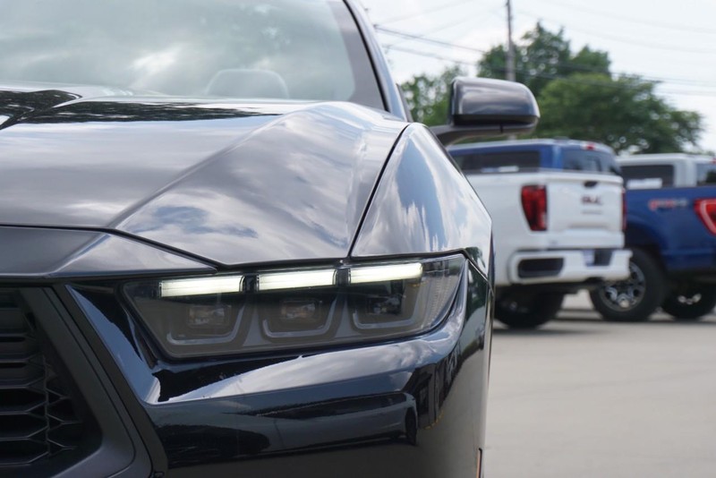 Ford Mustang Vehicle Full-screen Gallery Image 15