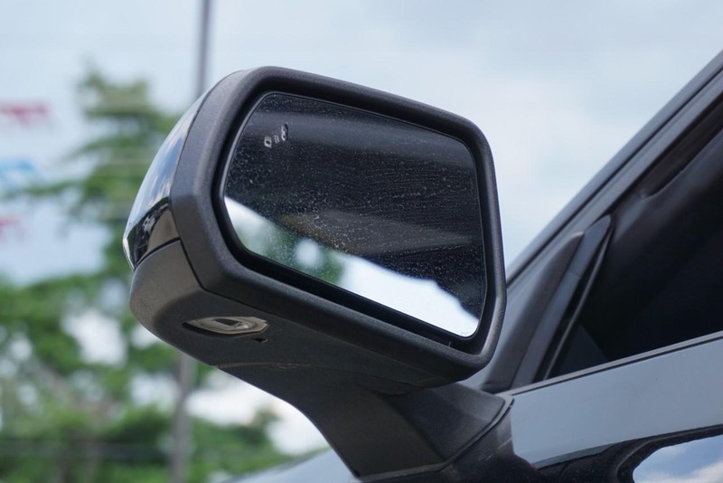 Ford Mustang Vehicle Full-screen Gallery Image 18
