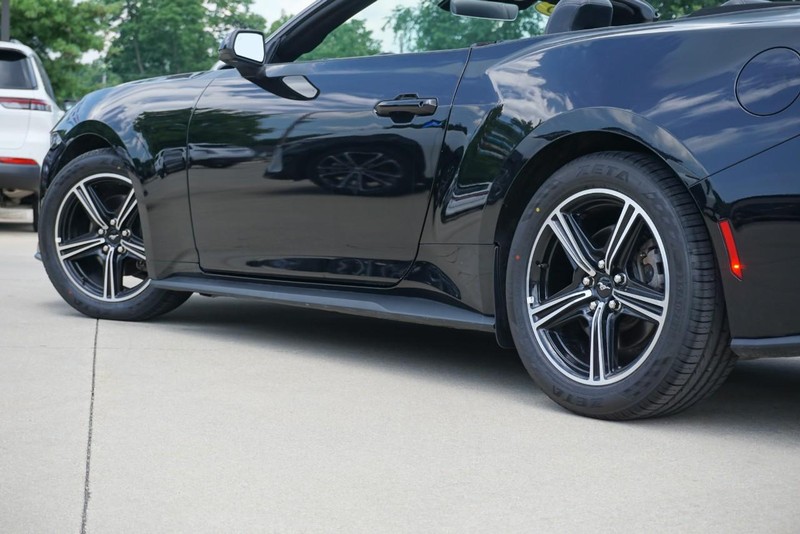 Ford Mustang Vehicle Full-screen Gallery Image 19