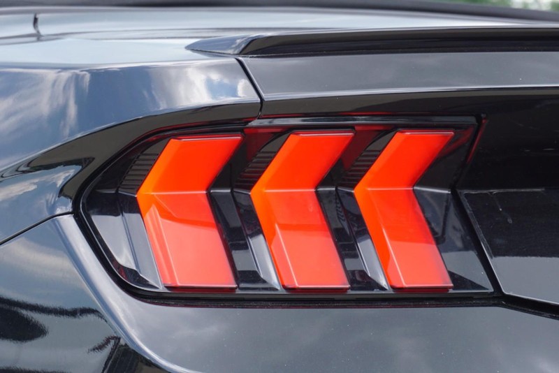 Ford Mustang Vehicle Full-screen Gallery Image 21