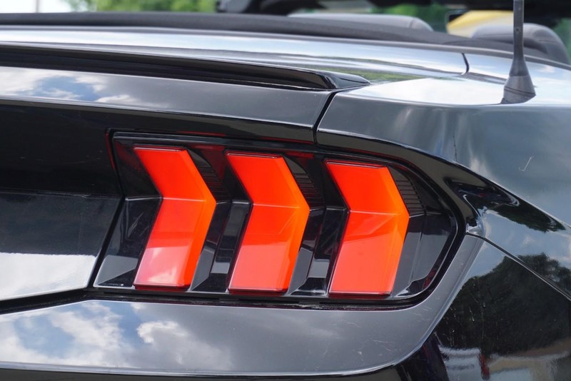 Ford Mustang Vehicle Full-screen Gallery Image 22