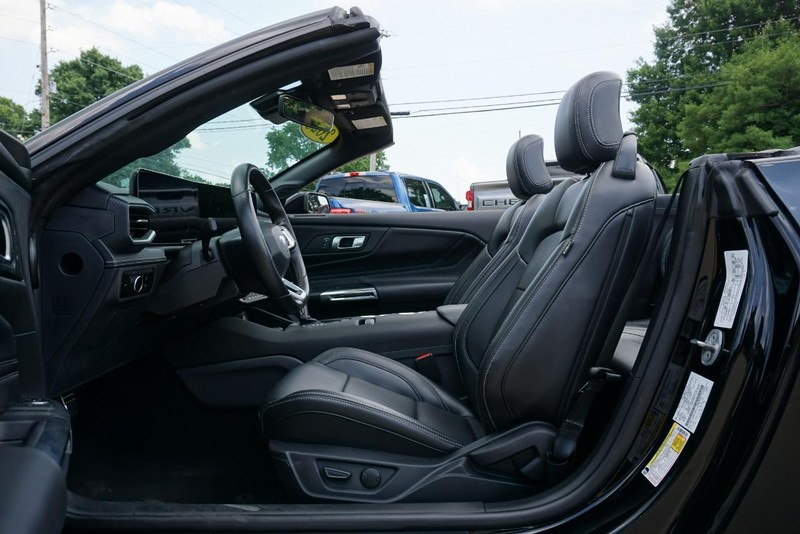 Ford Mustang Vehicle Full-screen Gallery Image 26