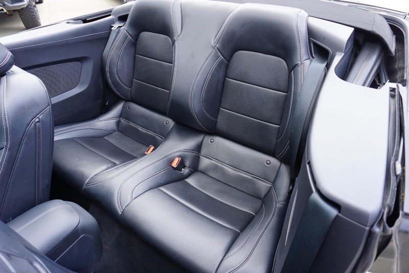 Ford Mustang Vehicle Full-screen Gallery Image 29
