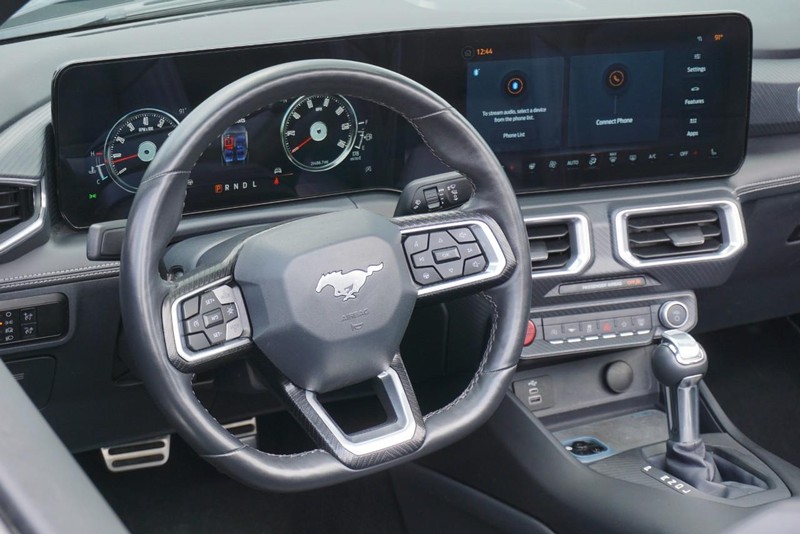 Ford Mustang Vehicle Full-screen Gallery Image 33