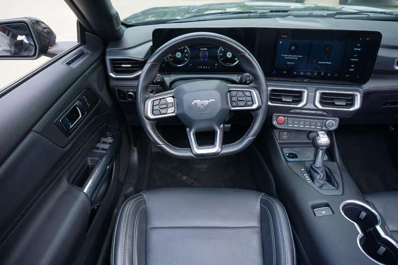 Ford Mustang Vehicle Full-screen Gallery Image 34