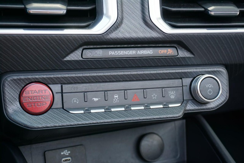 Ford Mustang Vehicle Full-screen Gallery Image 41