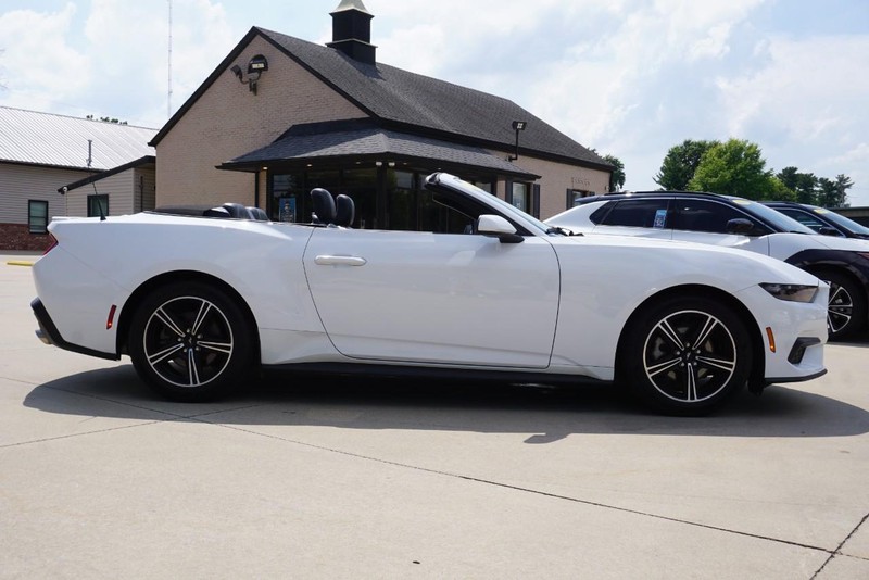 Ford Mustang Vehicle Full-screen Gallery Image 02