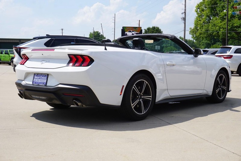 Ford Mustang Vehicle Full-screen Gallery Image 04