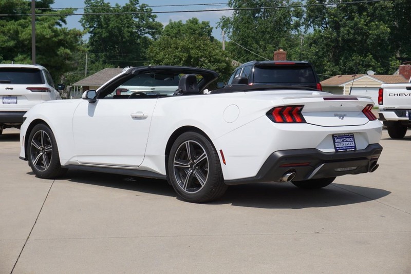 Ford Mustang Vehicle Full-screen Gallery Image 08