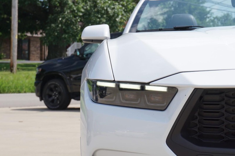 Ford Mustang Vehicle Full-screen Gallery Image 15