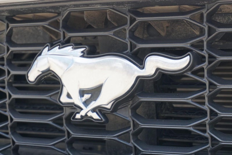 Ford Mustang Vehicle Full-screen Gallery Image 17
